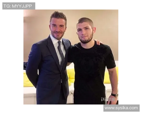 小鹰与足球明星亲密合影展现青春活力与梦想追逐的完美瞬间